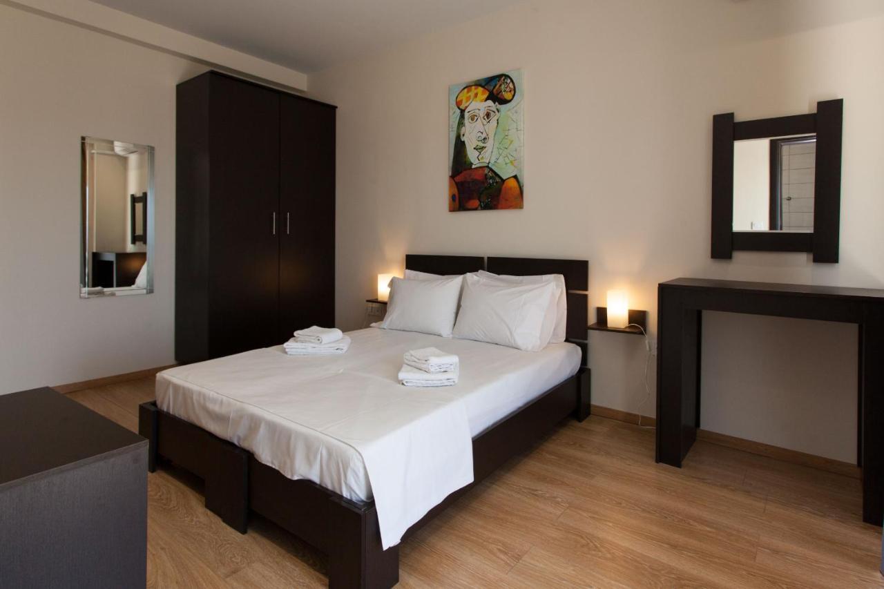 Modern Apt In Glyfada A Breath Away From The Sea - The View アテネ エクステリア 写真