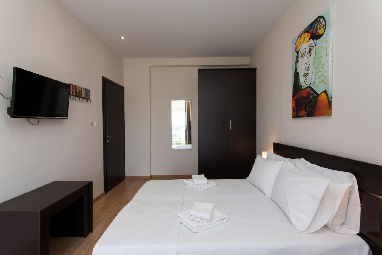 Modern Apt In Glyfada A Breath Away From The Sea - The View アテネ エクステリア 写真