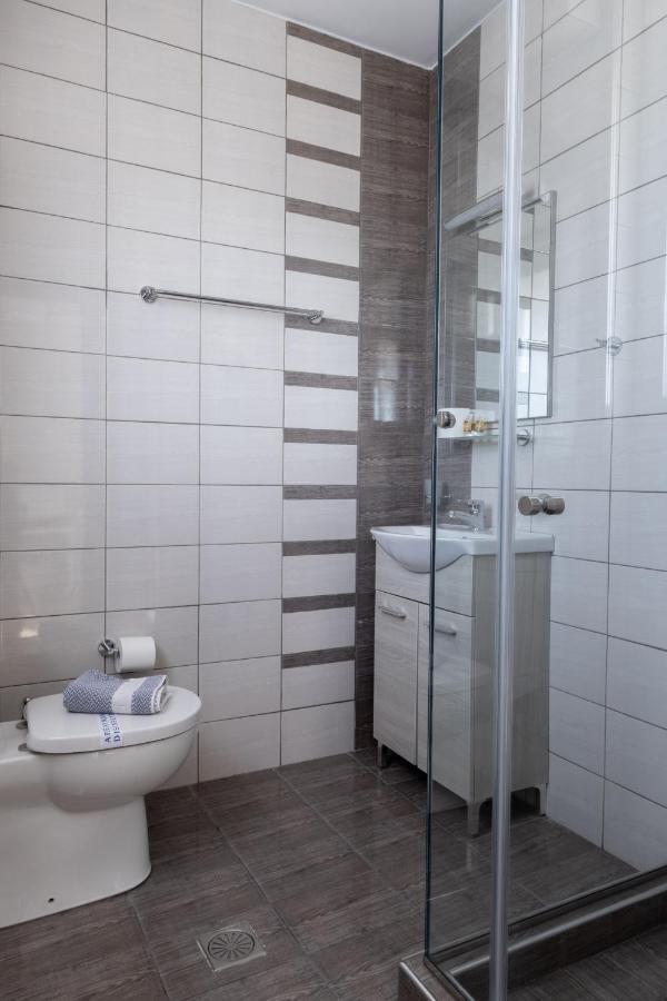 Modern Apt In Glyfada A Breath Away From The Sea - The View アテネ エクステリア 写真
