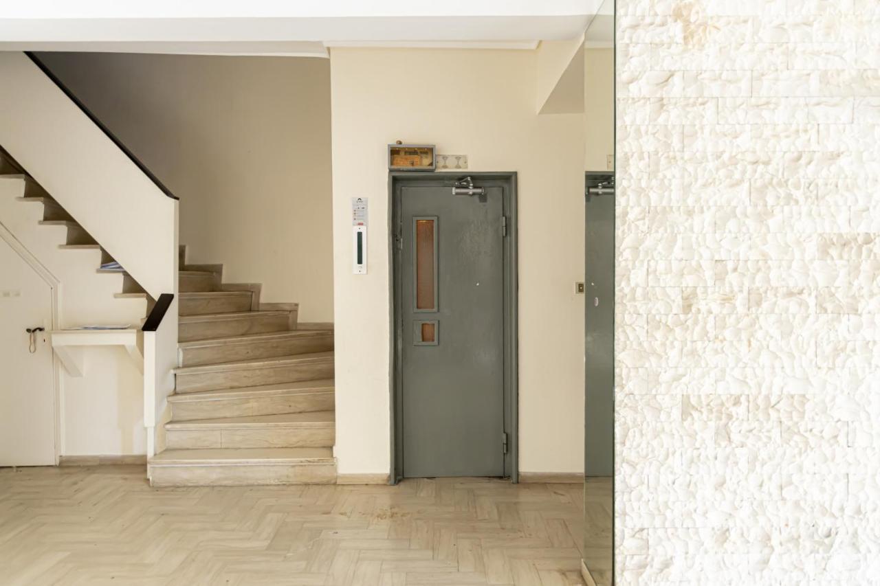 Modern Apt In Glyfada A Breath Away From The Sea - The View アテネ エクステリア 写真