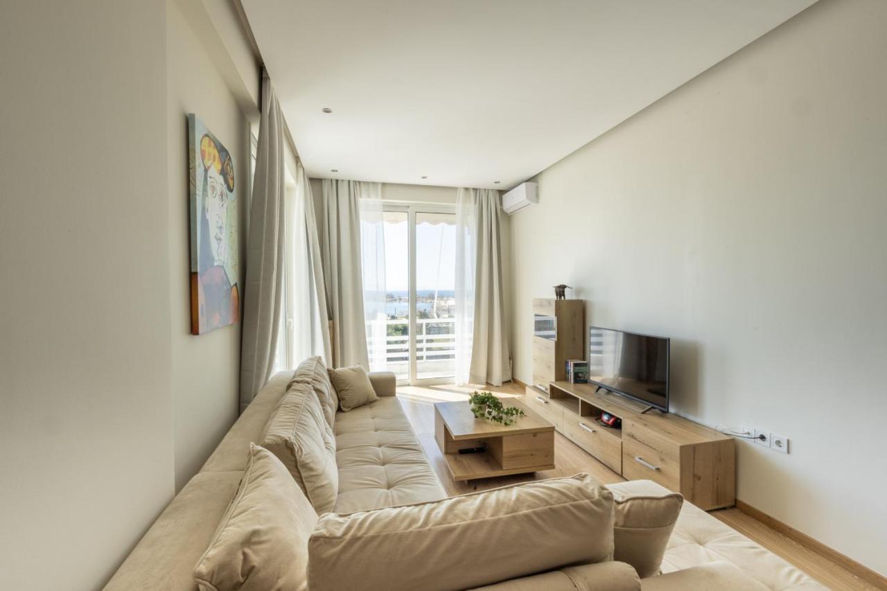 Modern Apt In Glyfada A Breath Away From The Sea - The View アテネ エクステリア 写真