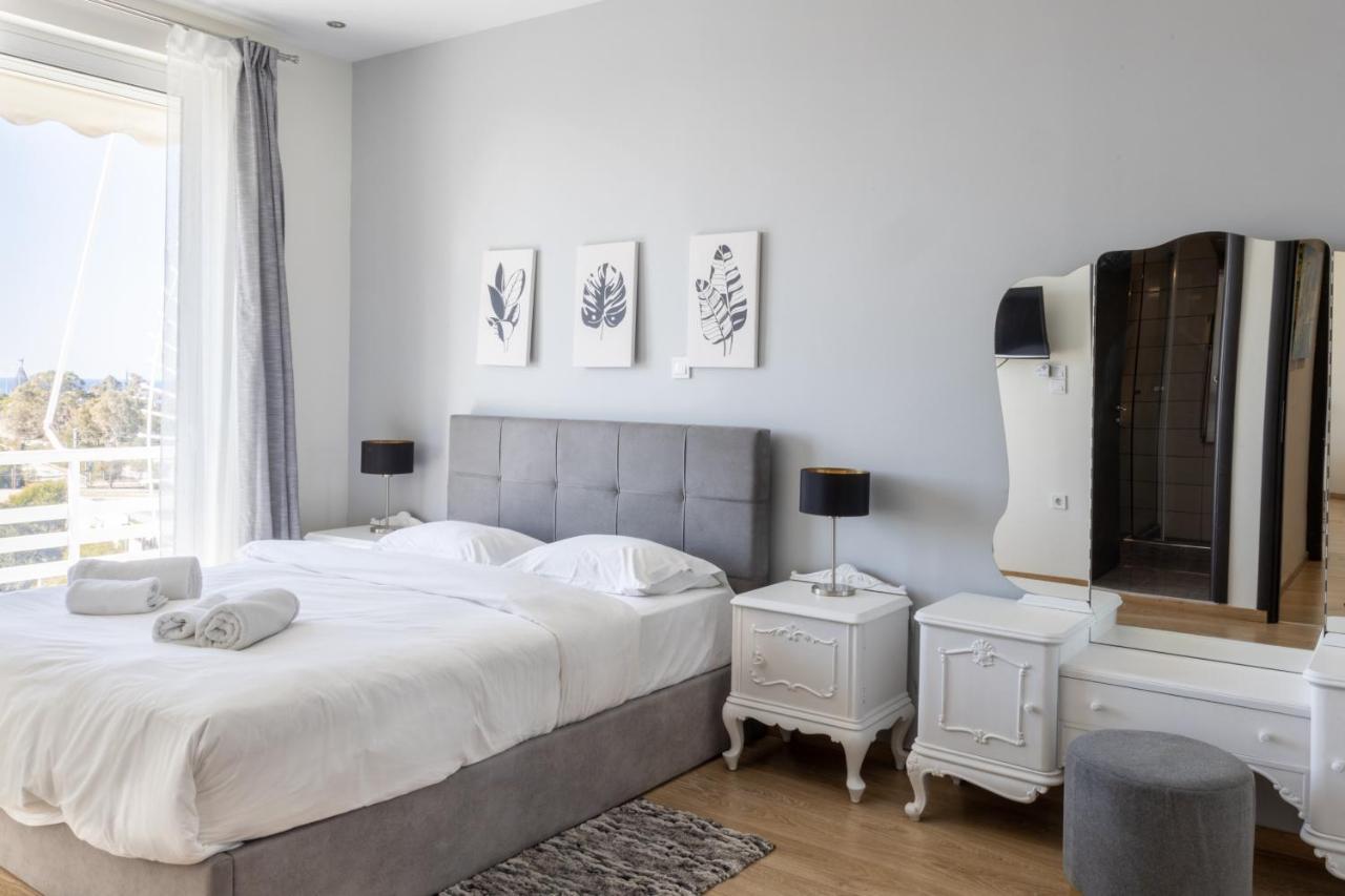 Modern Apt In Glyfada A Breath Away From The Sea - The View アテネ エクステリア 写真